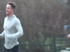 Молодой пассив встал на четвереньки перед татуированным актом