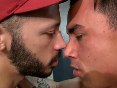 Небритый качок в красной кепке уложил друга на стол и отымел