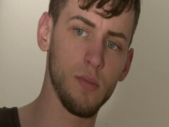 Два студента красиво трахаются на полу, смачно постанывая от кайфа