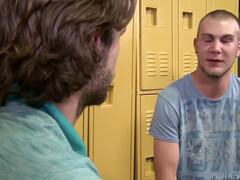 Активчик с татухой на груди отымел друга в раздевалке спортзала