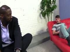 Опытный негр прижимает молодого парня сзади и вводит ему в попу член