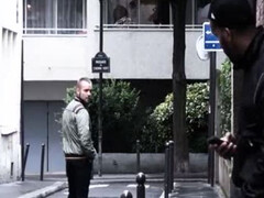 Темнокожий незнакомец прижался к мужику в переходе и отодрал его в задницу