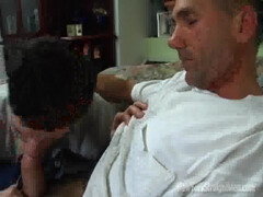 Опытные мужики трахают друг друга длинными залупами в глотки