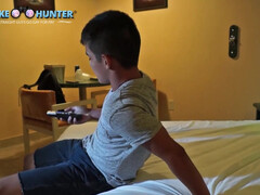 Два спортсмена трахаются в спальной комнате на большой постели