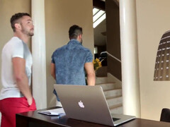 Бородатый мужик щупает за жопу красивого студента на массажном столе