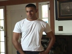 Парни в футболках и в кепках дрочат по кругу и трахают парня в два члена