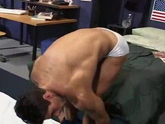 Три раскрепощенных друга трахаются в колледже