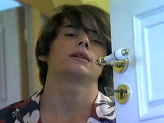 Парень в лесу трахает глоткой двух парней одновременно