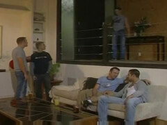 Парни по кругу обмениваются партнерами и трахают друг друга в задницы