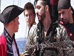 Компания накачанных парней устроила гейское групповое порно