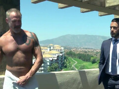 Зрелый мужик положил руки на плечи к бородатому пассу и отодрал его сзади