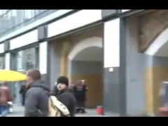 Влюбленная пара геев занимается нежным сексом в спальной комнате