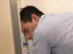 Геи трахаются на офисном столе и вводят пальцы в очко