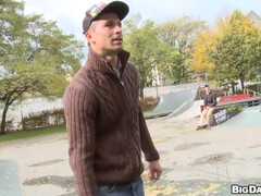 Пикапер развел незнакомого парня на гейский секс на улице