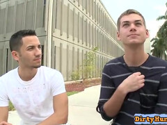 Парни трахаются в спальной комнате на полу в разных позах