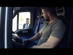 Два попутчика отлично поебались у авто в гей порно