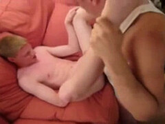 Мускулистый самец облизывает анал и трахает школьника на постели