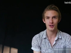 Секс геев начинается на улице и переходит на диван