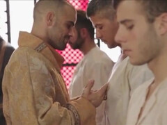 Два качка жестко трахаются в попу на постели