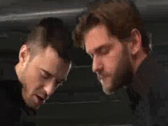 Два парня вставляют хуи в рот талантливого гея