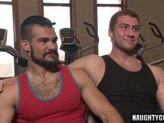 Накаченный чувак издевается над геем медведем в БДСМ