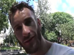 Чувак взял за щеку хуй страстного незнакомца