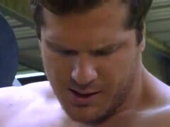 Мускулистый парень дрочит стоячий член в гей порно