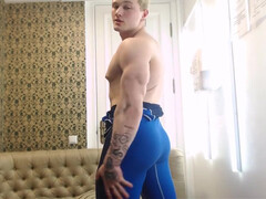 Накаченный блондин танцует стриптиз в квартире