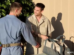 Парень облизал стоячий хер у соперника в гей порно