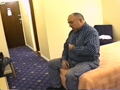 Старый дед моется в душе и дрочит маленький хуй