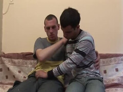 Молодой гей делает минет и хочет ебаться в очко