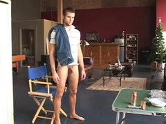 Привлекательный паренек ласкает толстый хуй перед камерой