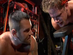 Качок заставляет парня в БДСМ сосать хуй