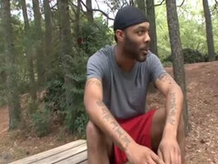 Паренек сосет два черных хуя в гейском порно