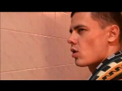 Молодой парень делает минет друзьям в сауне