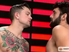 Спортсмен грубо мастурбирует очко гею в БДСМ