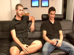 Парень стал сосать красивый хер собеседника перед аналом