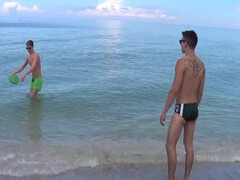 Парень делает отменный минет любимому в гей порно