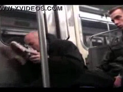 Брюнет неожиданно взял и отсосал хер привлекательного гея в метро