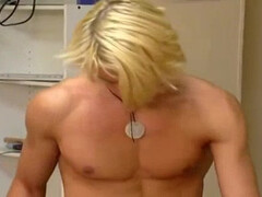 Мускулистый паренек отлизывает хер друга перед групповушкой