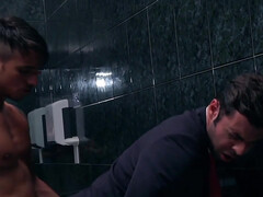 Гей красиво трахнул очко чувака в костюме