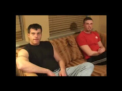 Парни за беседой дрочат стоячие хуи в гейском порно