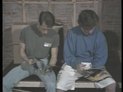 Привлекательный гей изучает хуй друга своим языком перед поревом