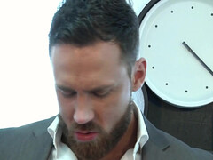 Красавчик нежно трахает попочку мускулистого гея раком