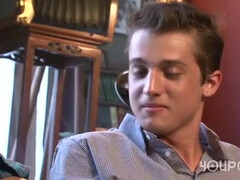 Страстный мальчик ловит сперму гея ртом после поебушек