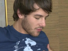 Привлекательный гей активно дрочит свой пенис и кайфует