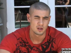 Лысый парень дрочит стоячий хуй на улице