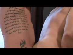 Красивые геи ебутся в упругую задницу на диване