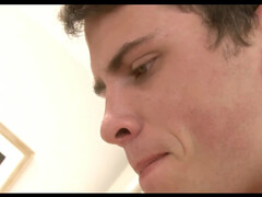 Чувак кричит когда друг вылизывает его очко перед трахом