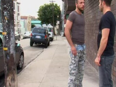 Шикарный мужик сосет ствол гея медведя перед сексом